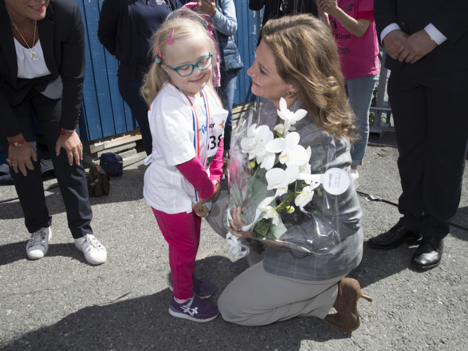 Prinsessen fikk både blomster og klem av fem år gamle Serine da hun var til stede under Vivil-lekenes 40-årsjubileum. Vivil-lekene er et idrettsarrangement for personer med utviklingshemming. Foto: Terje Bendiksby / NTB scanpix